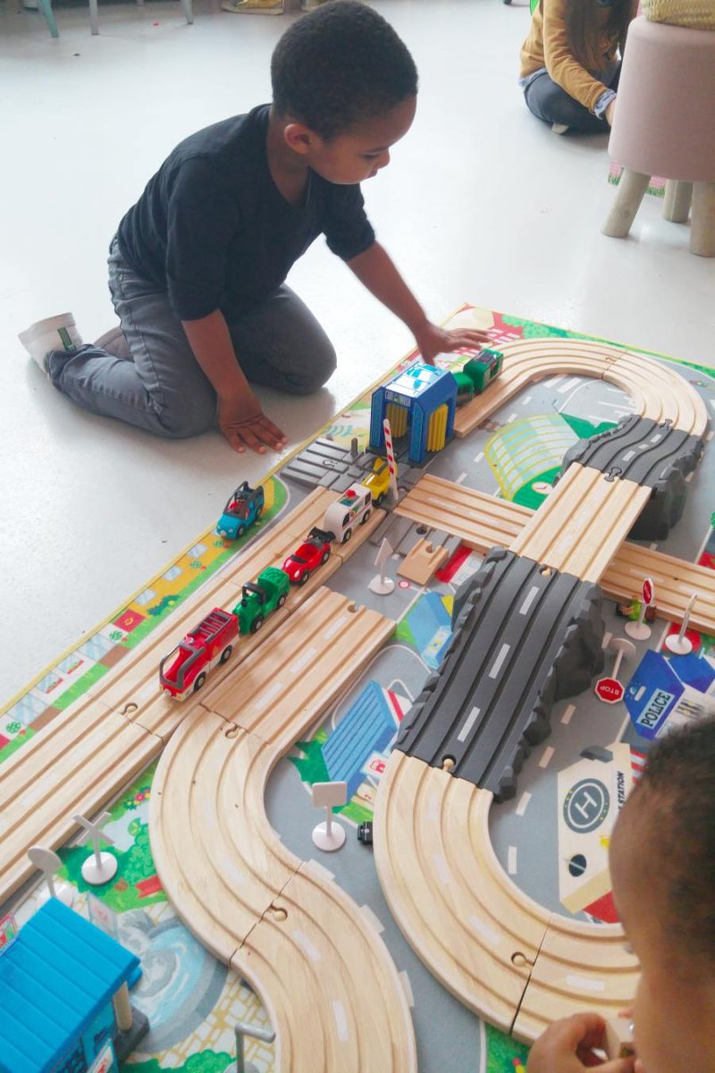 Mr E. qui joue au circuit train dans la gamme de jouet en bois Playtive de chez Lidl