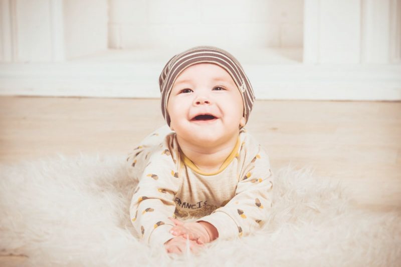Bébé sur un tapis pour l'opération le printemps des bébés sur Cdiscount