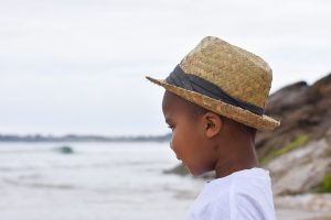 Petit garçon sur la plage