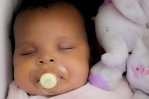 Bébé qui dort avec une sucette de la marque Philips Avent dans la bouche