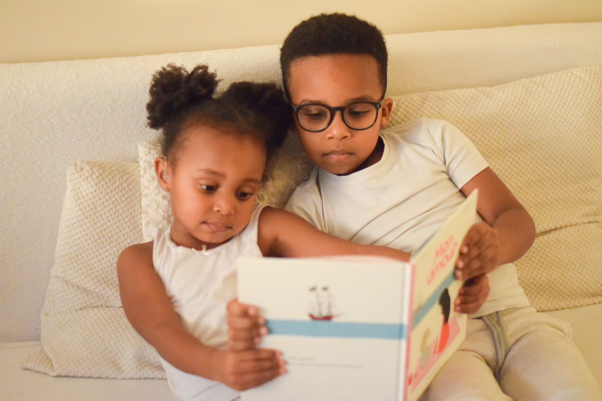 Enfants en train de lire le livre "Mon amour"