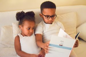 Enfants en train de lire le livre "Mon amour"