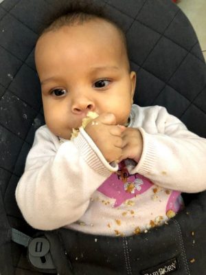 Bébé qui débute la diversification alimentaire avec un morceau de pain