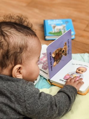 Baby L en train de découvrir les petits imagiers de la collection bébé touche-à-tout des éditions Langue au Chat