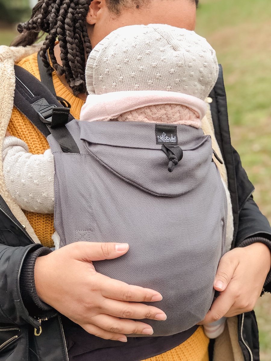 Portage de bébé avec le porte bébé physiologique Néo de la marque Néobulle