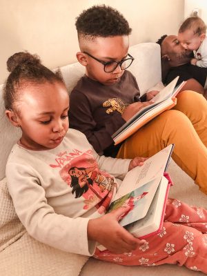 Enfants en train de lire des contes traditionnels revisités par Sybile.