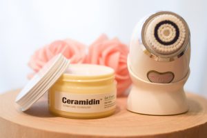 Routine beauté avec la brosse exfoliante de la marque HQ cosmétiques et la crème hydratante Ceramidin de la marque DrJart+