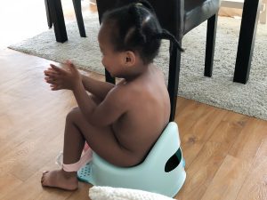 Petite fille sur le pot : apprentissage de la propreté