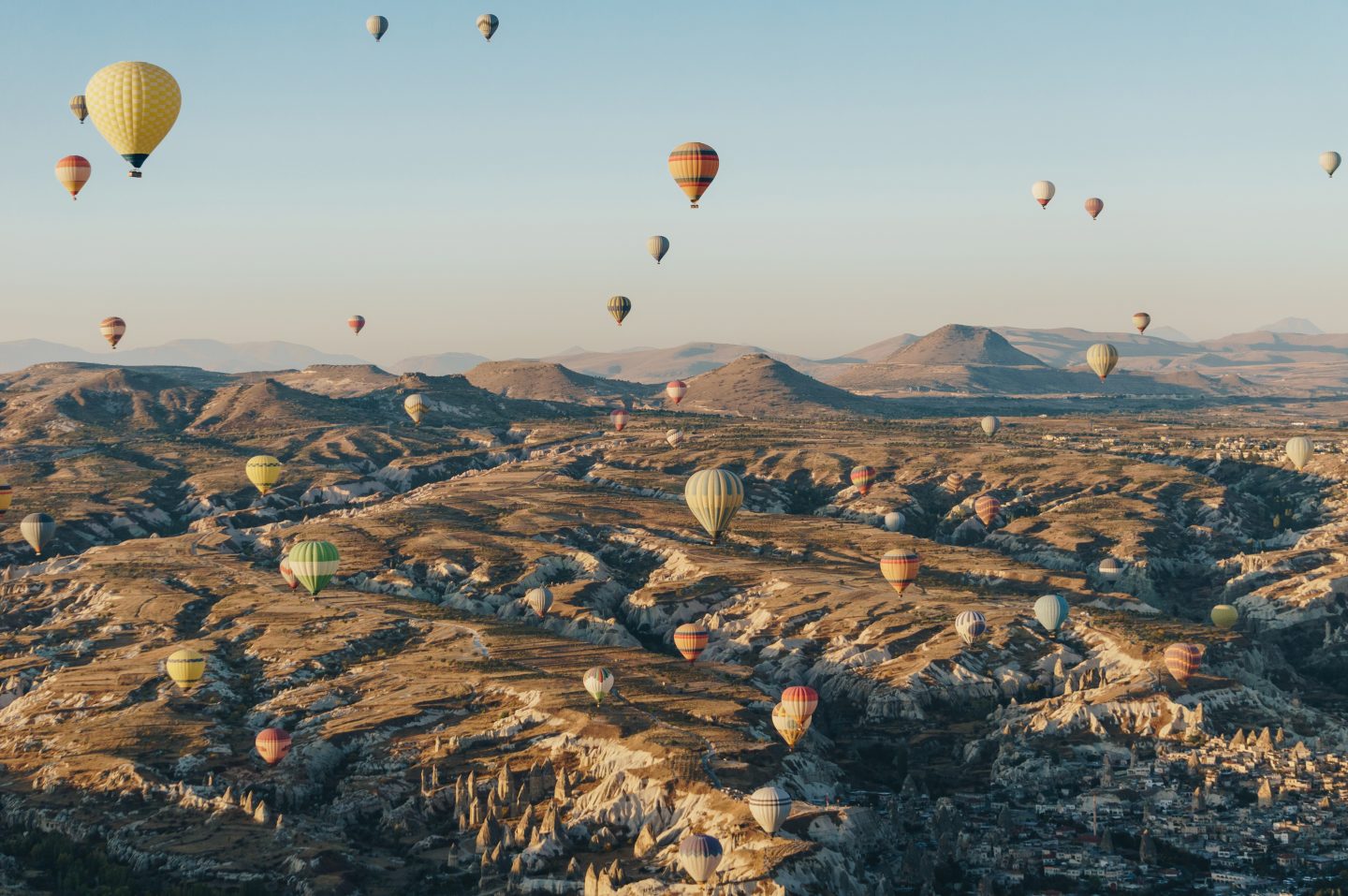 Montgolfières en plein vol, en Cappadoce, en Turquie