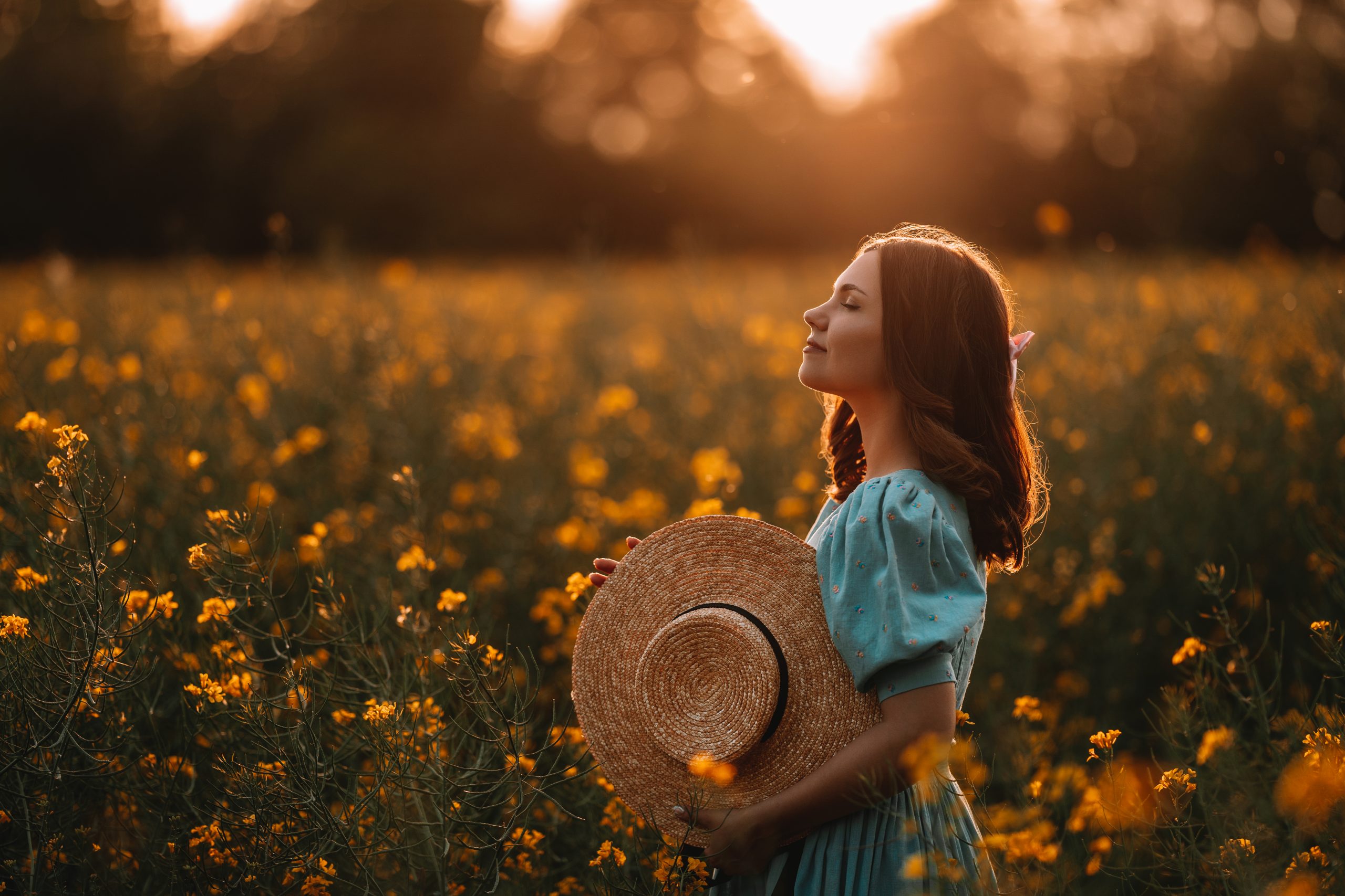 Femme dans un champs dans une robe de printemps