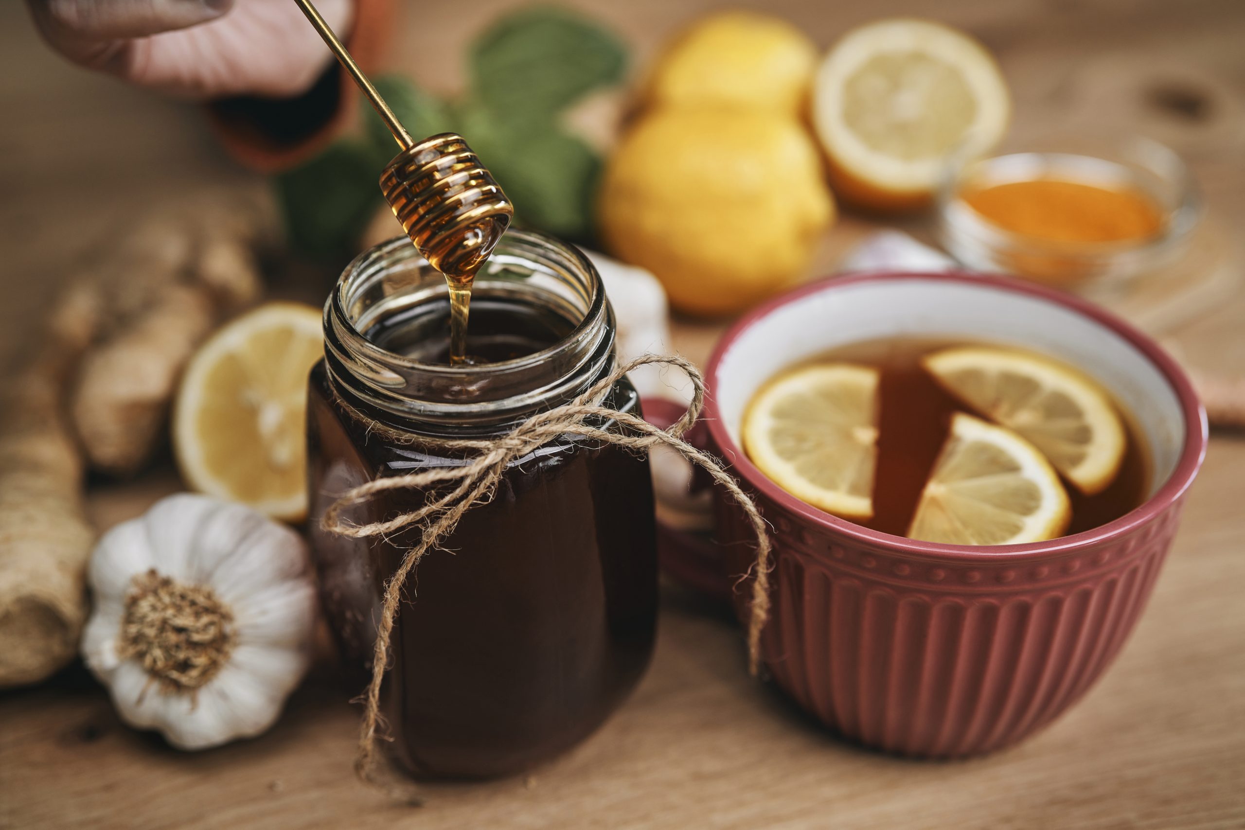Miel et tisane, des remèdes naturels contre la fatigue saisonnière