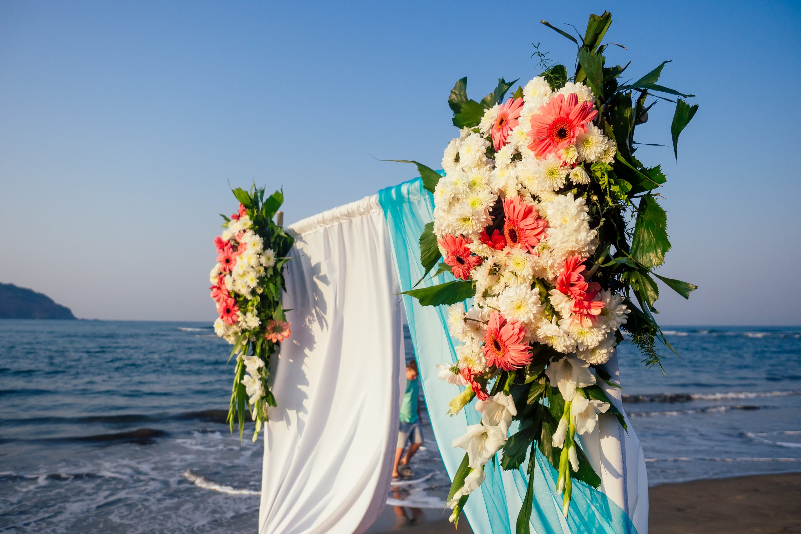 Arche fleurie pour une cérémonie de mariage en été